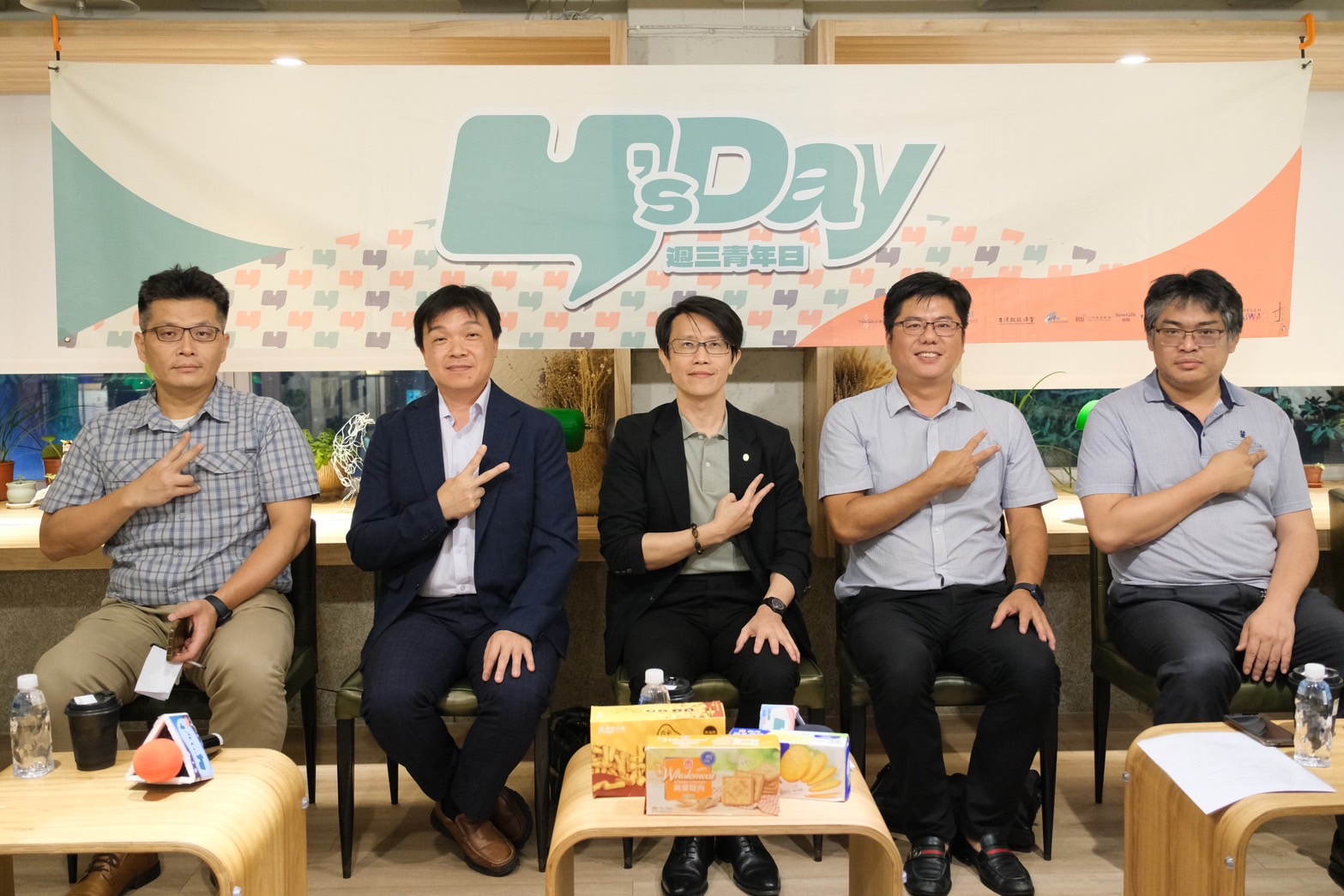 Y’s Day「週三青年日」26日以「鮭魚返鄉？台商全球佈局如何打造經濟日不落國」為題與青年座談．圖左起蔡明芳 沈有忠 董思齊 洪浦釗 王國臣。（台灣智庫提供）