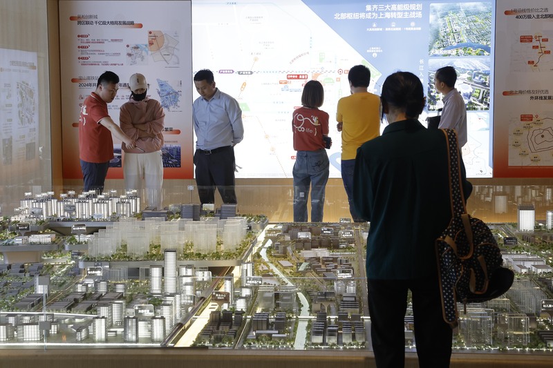 中國自9月下旬發布一系列振興房地產市場的政策，然而對於面臨風險的企業而言，債務壓力並未隨著政策而有減輕。圖為上海某一售樓處。（中新社提供/中央社)