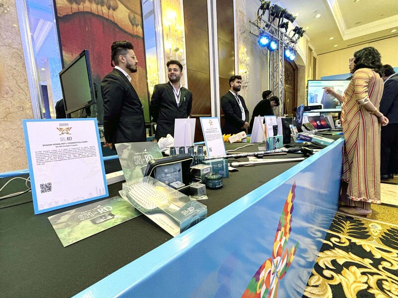 經濟部國際貿易署與中華民國對外貿易發展協會27日為2024年印度台灣形象展召開展前記者會，現場展出10家精選亮點台灣參展商的產品。(圖：中央社)