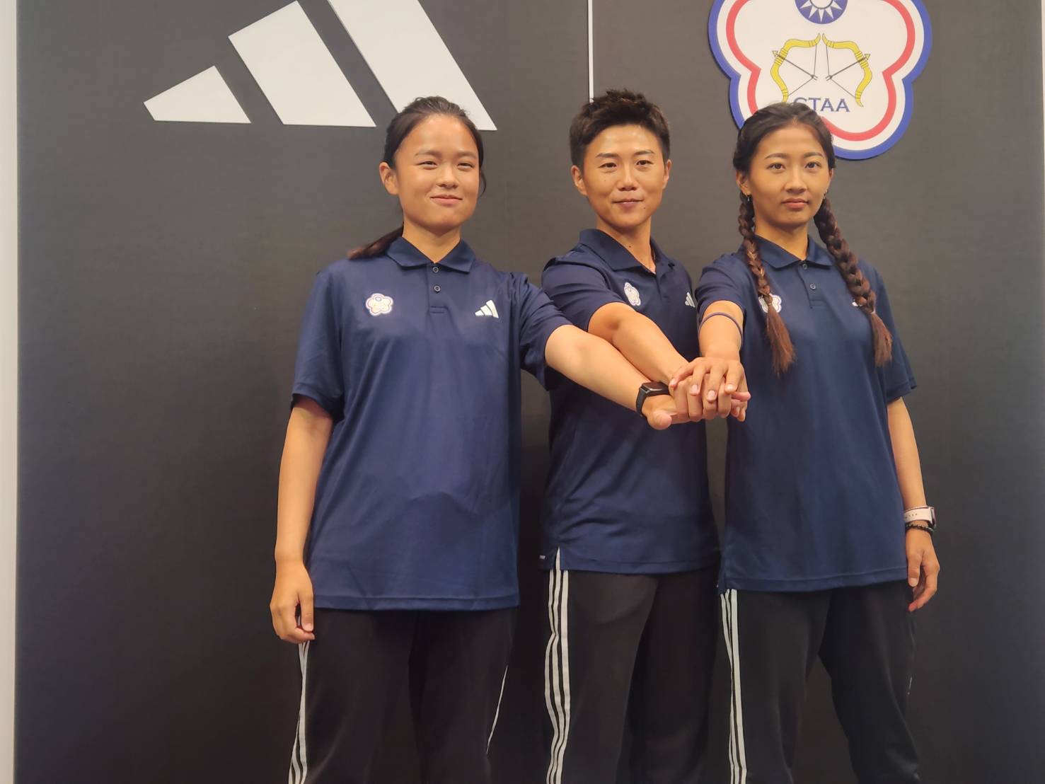2024巴黎奧運台灣女子射箭代表隊，由有過三屆奧運經驗的雷千瑩(中)，搭檔年輕學妹邱意晴(右)、李彩綺(左)一起征戰。(江昭倫 攝)