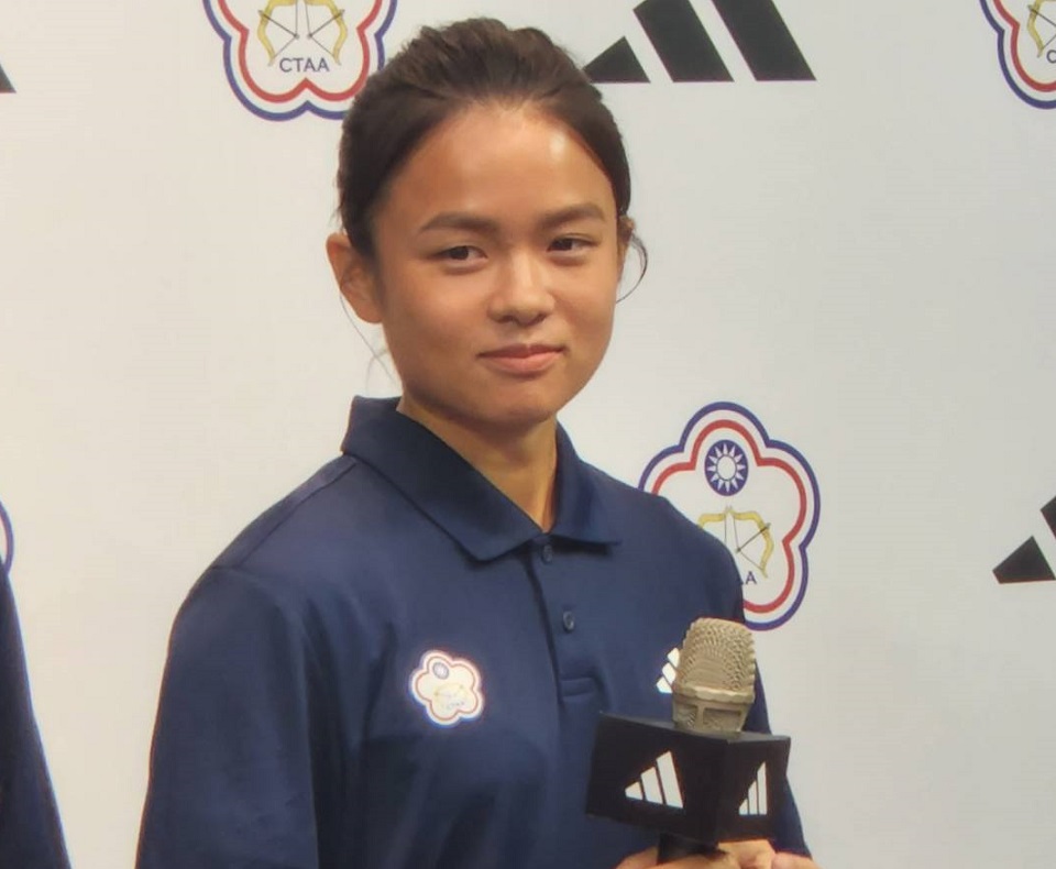 今年巴黎奧運射箭項目，19歲的李彩綺是新鮮人，既要參加女團、也會參加個人項目，希望藉此國際盛會翻轉自己的人生。(江昭倫 攝)