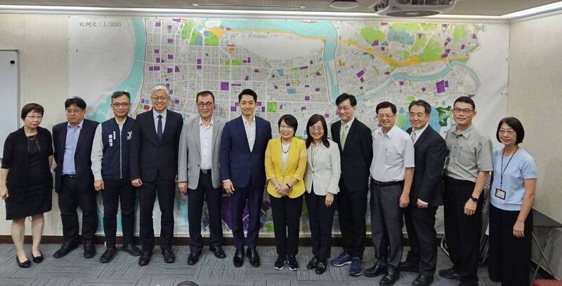 內政部長劉世芳(右7)28日拜會台北市長蔣萬安(左6)，雙方就台北市重大建設進行意見討論。(內政部提供)(圖：中央社)