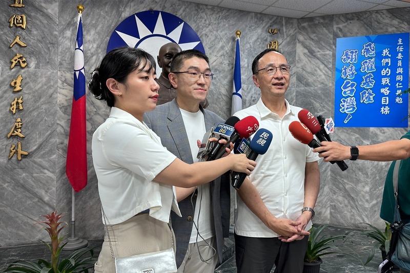 國民黨主席朱立倫（右）28日晚間到基隆為謝國樑（中）站台，指出謝國樑沒有做錯任何事，唯一一件事是可能影響某些特定人的利益，但謝國樑是為守護基隆財產，謝國樑做了對的事，值得肯定。(圖：中央社)