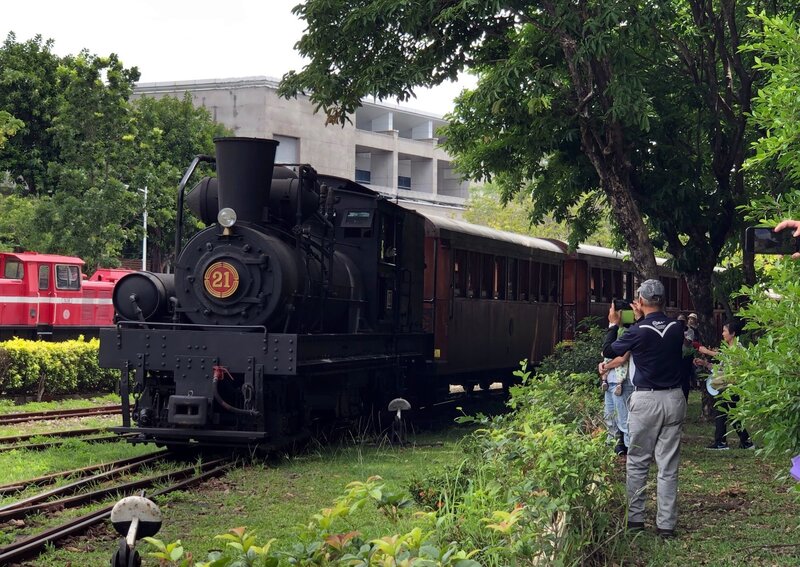 阿里山林鐵預計7月6日全線通車，21號蒸汽火車聯掛檜木車廂，吸引親子搭乘享受美好時光。(圖：中央社)