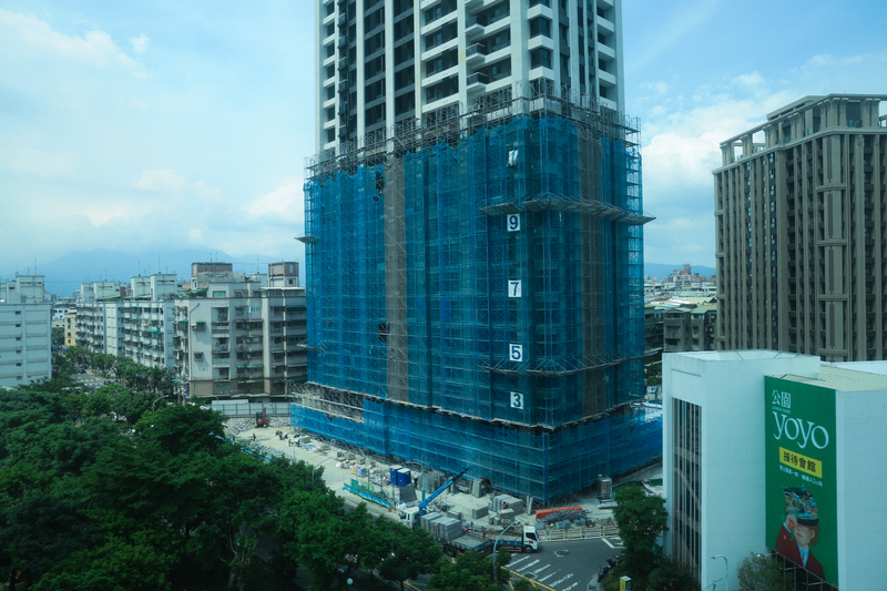 為為消除民眾對於銀行限貸令的疑慮，政府提出不做餘屋貸款與服務首購族為優先等作法，以增加住宅貸款的可放款部位。圖為新北市三重區新建案。 (資料照片：中央社)