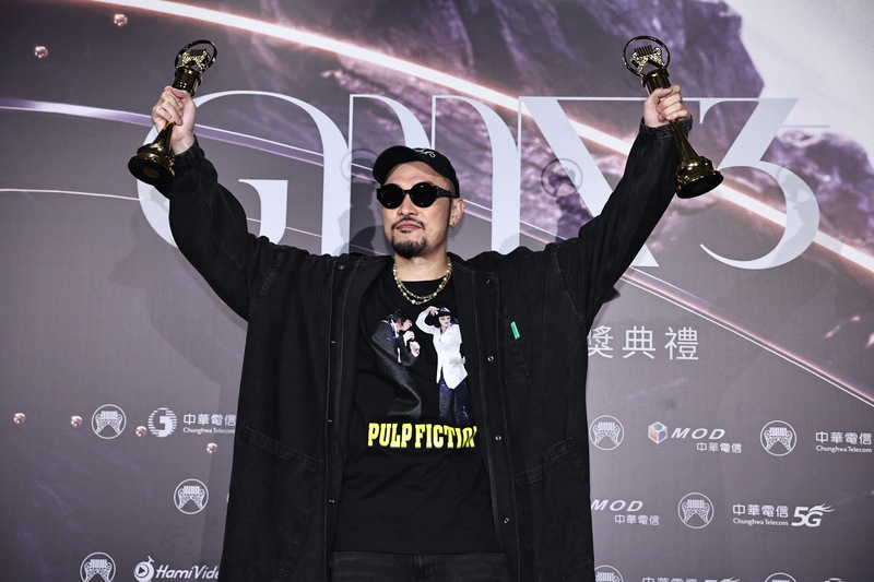 第35屆金曲獎頒獎典禮29日晚間在台北小巨蛋盛大登場，最佳華語男歌手獎由MC HotDog熱狗（圖）擊敗強敵奪得，此前他也拿下了最佳作詞人獎，在後台開心高舉雙獎座。 (圖：中央社)