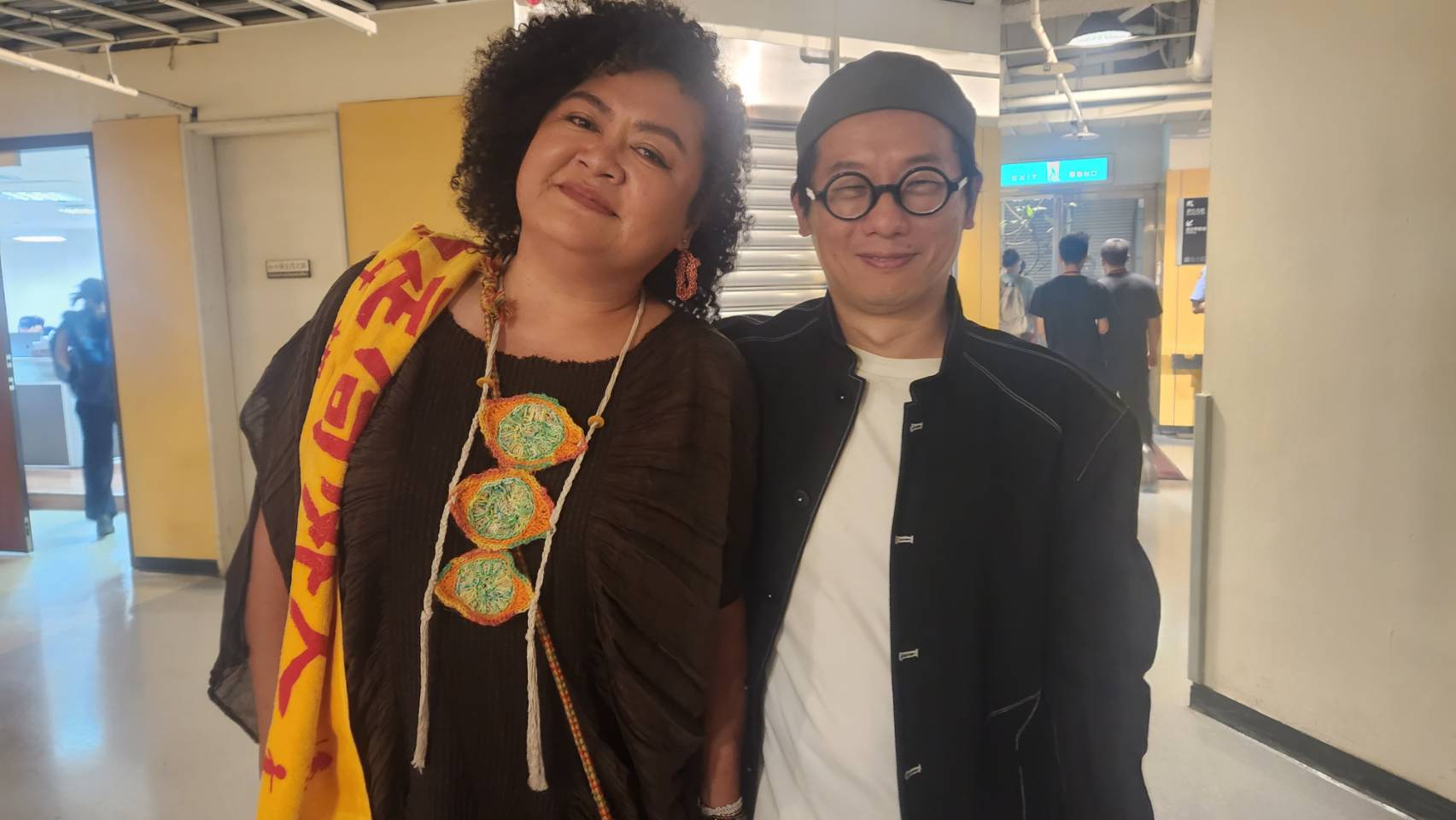 第35屆金曲獎最佳台語專輯獎，頒給巴奈(左)與製作人柯智豪(右)合作的作品《夜婆》。(江昭倫 攝)