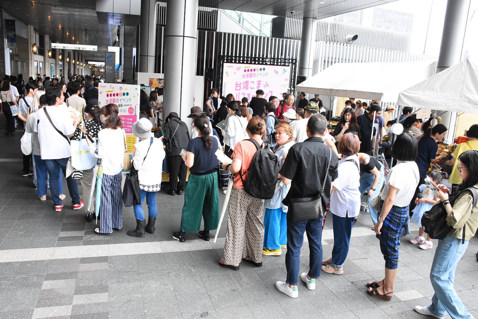 「ビビビビ！台湾」推廣活動現場，民眾大排長龍盛況。(觀光署提供)