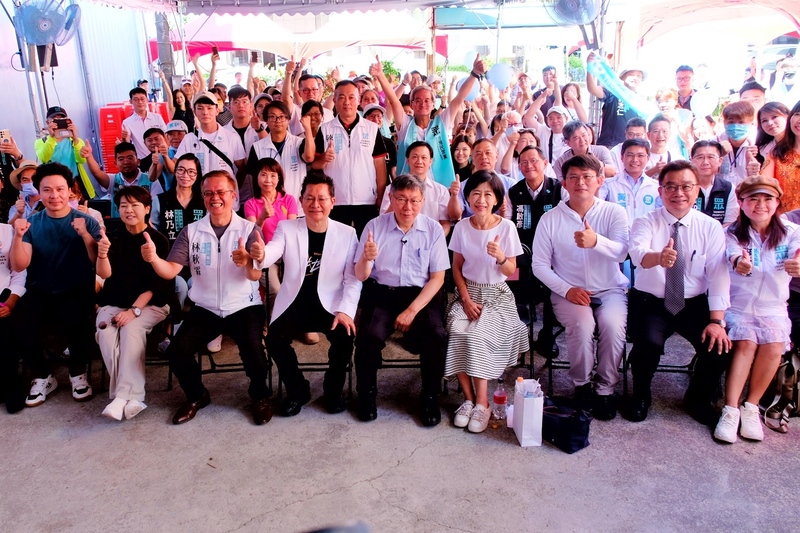 民眾黨主席柯文哲（右5）30日出席民眾黨桃園市黨部新址暨立委吳春城聯合服務處揭牌儀式，與支持民眾合影留念。(圖：中央社)