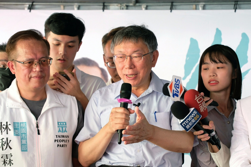 民眾黨主席柯文哲（前中）30日表示，他反對罷免成為政黨仇恨動員的工具，立法院民眾黨團會議中的結論是，「門檻不要動，但連署的方式要更嚴謹」，未來罷免連署的過程應該要修正。(圖：中央社)