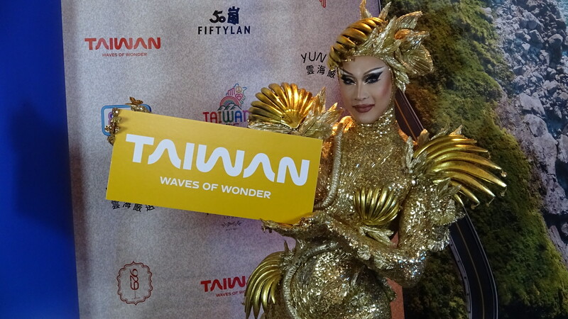 台灣變裝皇后妮妃雅赴紐約代表台灣出席同志驕傲活動。 (圖：中央社)