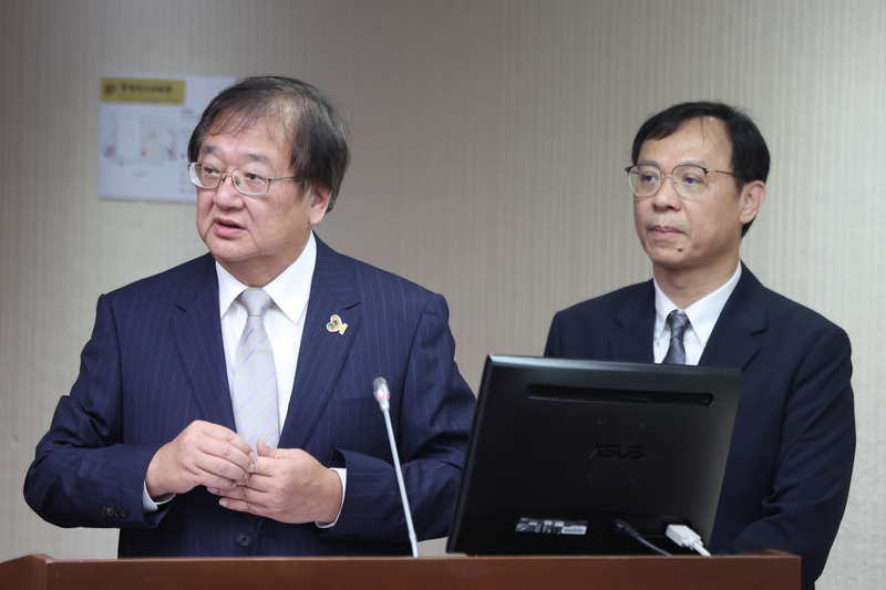 立法院社會福利及衛生環境委員會1日邀請衛福部長邱泰源(左)進行專題報告，並備質詢。右為健保署長石崇良。(圖：中央社)