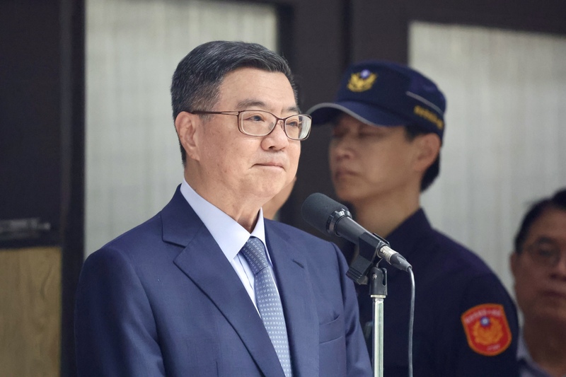 行政院長卓榮泰（前）受訪。(資料照片/中央社)