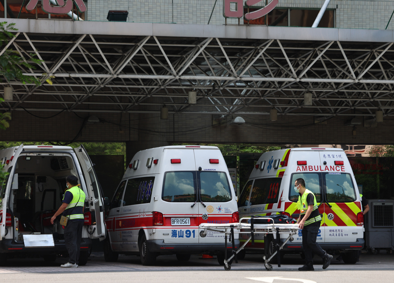 交通部26日表示，行人未禮讓救護車，依法可罰新台幣500元。(圖：中央社)