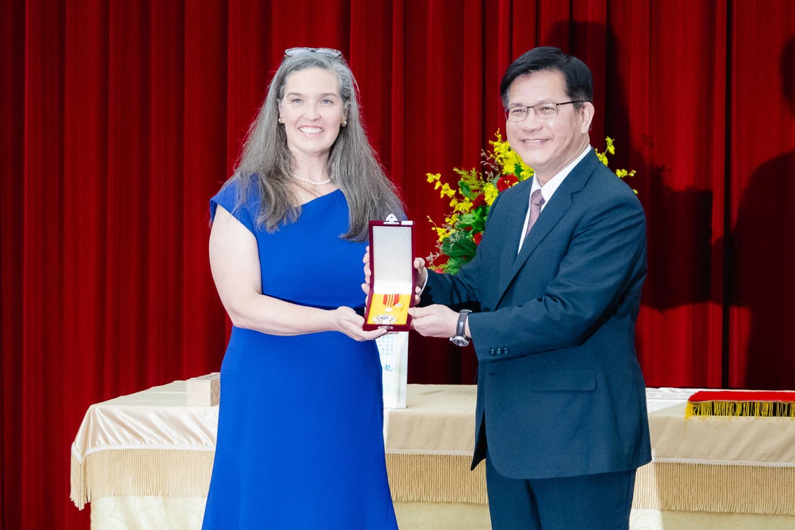 美國在台協會(AIT)處長孫曉雅(左)將卸任，外交部長林佳龍(右)2日頒贈「特種外交獎章」，感謝她對深化台美關係的貢獻。(歐陽夢萍 攝)