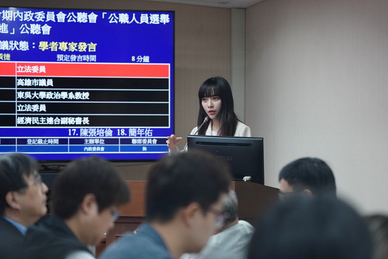 立法院內政委員會3日舉行「公職人員選舉罷免法實務現況精進」公聽會，民進黨立委黃捷（後）上台發言。 (圖：中央社)