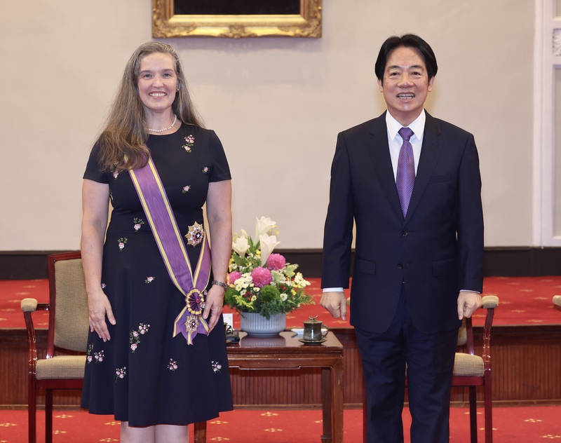 總統賴清德（右）3日在總統府頒授美國在台協會（AIT）台北辦事處長孫曉雅（Sandra Oudkirk）（左）「大綬景星勳章」，表彰她對台美關係的卓越貢獻。 (圖：中央社)