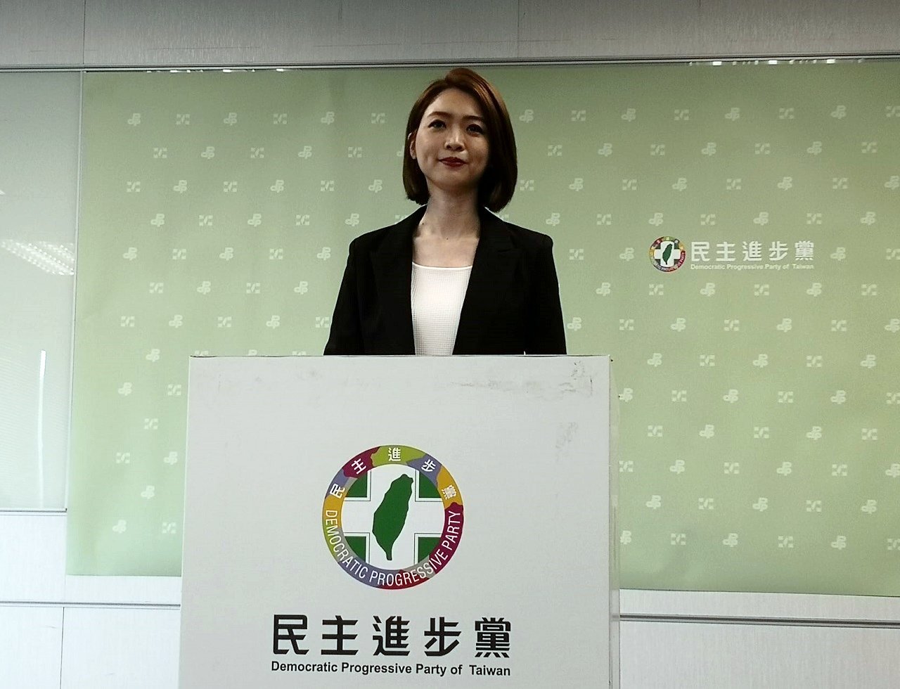 民進黨新任發言人韓瑩，未來將與吳崢、戴瑋姍一同並肩作戰。(劉玉秋 攝)