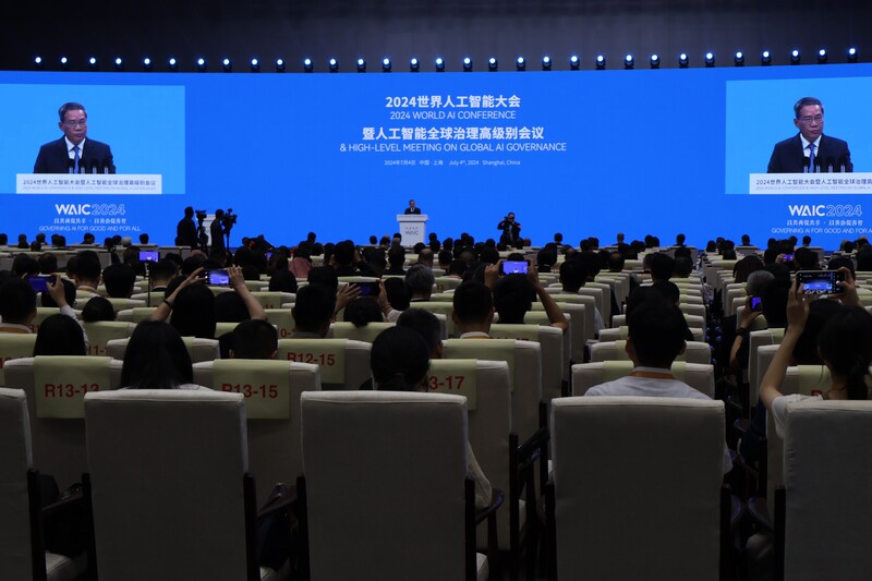 2024世界人工智慧大會（World Artificial Intelligence Conference, WAIC）暨人工智慧全球治理高級別會議開幕式4日在上海世博中心舉行，圖為開幕式會場畫面。 (圖：中央社)