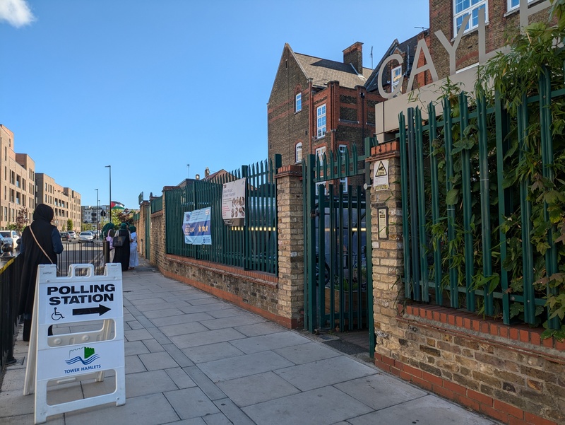 英國國會大選4日舉行實體投票，早上7時起選民陸續按選舉通知單前往指定投票所投票。投票所多借用學校、教堂、社區活動中心等場所。圖為倫敦東區一處借用小學場地的投票所外觀。 (圖：中央社)