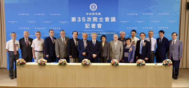 中央研究院4日晚間舉行院士會議會後記者會，宣布新增28名新科院士、2名名譽院士。圖為中研院院長廖俊智（左8）與各組召集人、新科院士合影。(圖：中央社)
