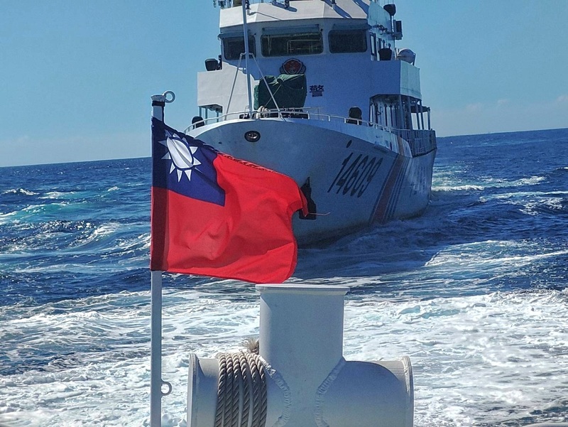 澎湖目斗嶼西北方37.3浬（海峽中線以西3.5浬）海域4日出現中國海警船驅趕台灣漁船，海巡署金馬澎分署獲報立即調派2艦3艇前往應處，其中海警船14609在巡防艇馳援下離去。（澎湖海巡隊提供/中央社)