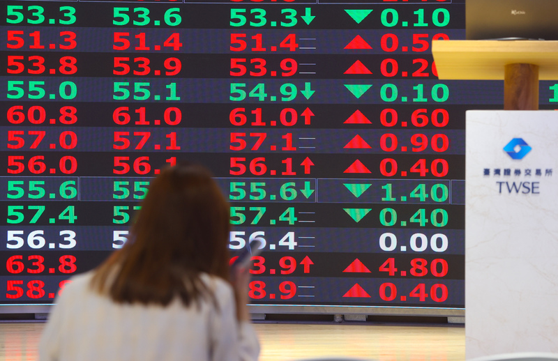 台股今天(15日)盤勢震盪近260點；在電子權值股守穩，重電、營建、生技等類股輪動下，指數終場下跌37.57點。示意圖。(圖：中央社)