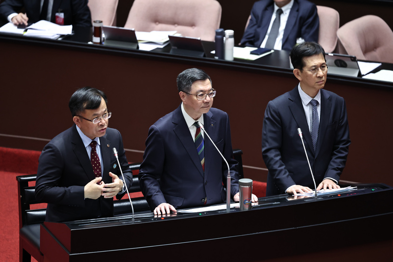 國家通訊傳播委員會（NCC）主委陳耀祥（左）5日於立法院備詢。 (圖：中央社)