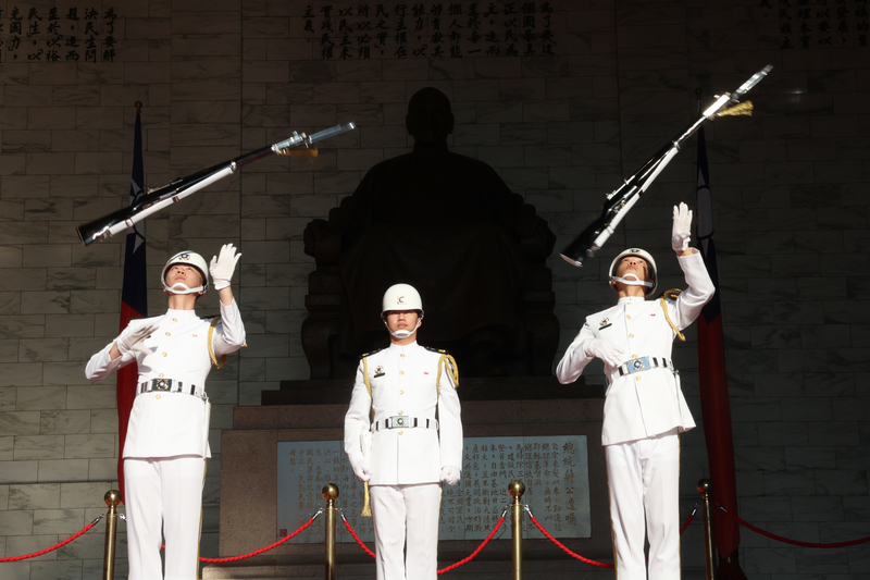 圖為中正紀念堂儀隊操演拋槍動作。(圖：中央社)