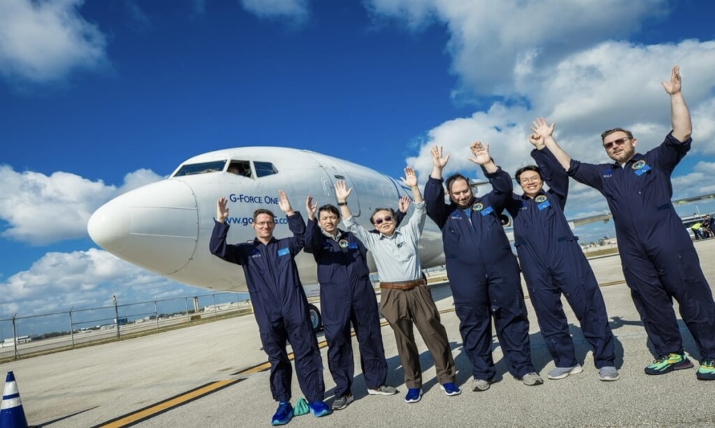 美國NASA近期授予台裔美籍科學家莊念祖（左3）非聯邦政府員工的最高榮譽，肯定他研究火箭燃料對太空探索的貢獻。(莊念祖提供/中央社)