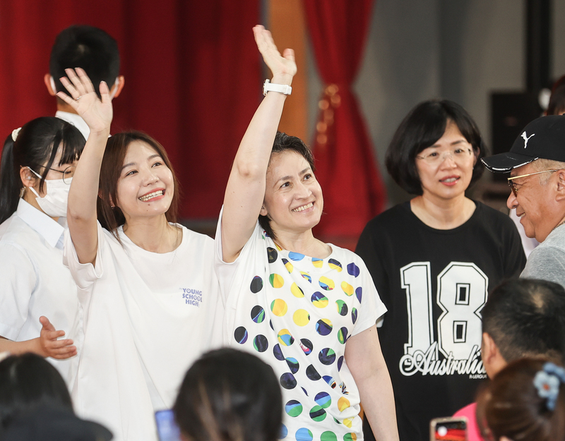 副總統蕭美琴(左3)6日出席「Young School High街舞小學校Vol.2賽事開幕式」，與民進黨立委蘇巧慧(左4)、吳沛憶(左2)一同入場，向大家揮手致意。(圖：中央社)