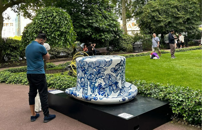 台灣藝術家賴倚翎在英國白廳花園(Whitehall Gardens)展出的創作「高帽」，以青花瓷為靈感。(翻攝自賴倚翎Instagram)