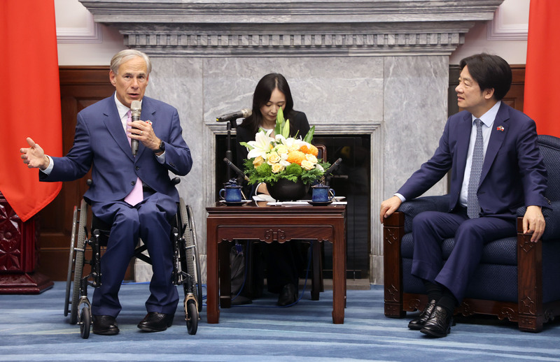 總統賴清德（右）7日上午在總統府接見美國德州州長艾波特（Greg Abbott）（左）經貿訪問團。艾波特表示，台灣在國際舞台上扮演非常重要的角色，除了貿易、商業、半導體科技、創新之外，更重要是台灣對於全球和平與民主做出的貢獻。 (圖：中央社)