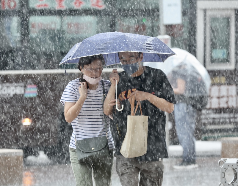 中央氣象署表示，大台北地區及各地山區10日有局部大雨發生的機率。(資料照片/中央社)