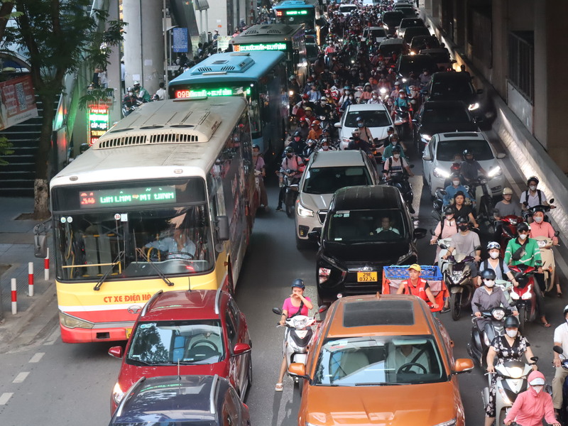 越南空氣污染問題嚴重，新通過的道路交通安全秩序法規定，自2025年起，摩托車必須強制進行排氣檢驗。不過民間對於這項政策能否落實持觀望態度。圖為河內市下班尖峰時刻的路況。 (圖：中央社)