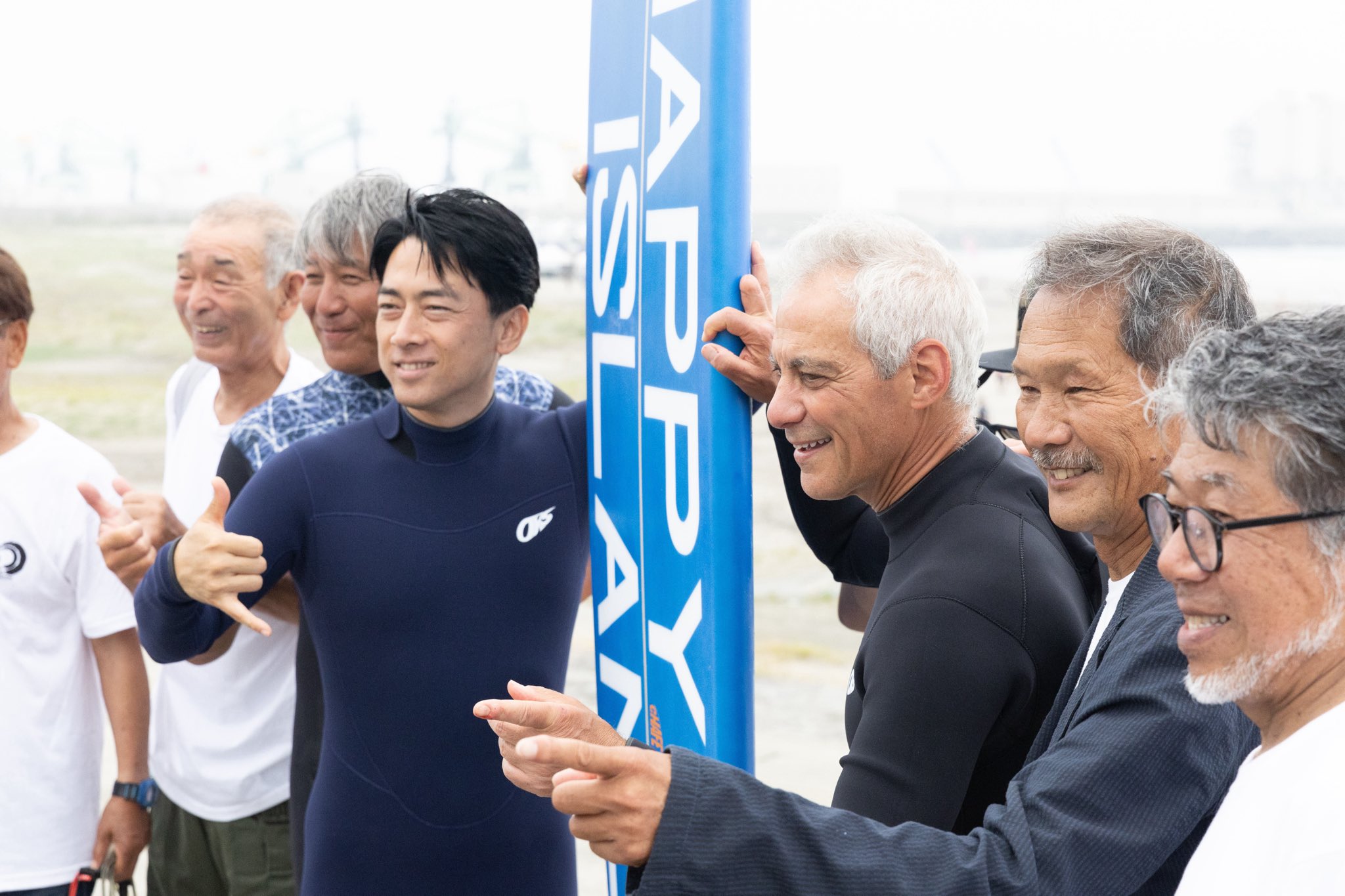 日本自民黨籍眾議員小泉進次郎6日與美國駐日大使易曼紐，相邀到福島縣享受衝浪樂趣。 (圖:@USAmbJapan)