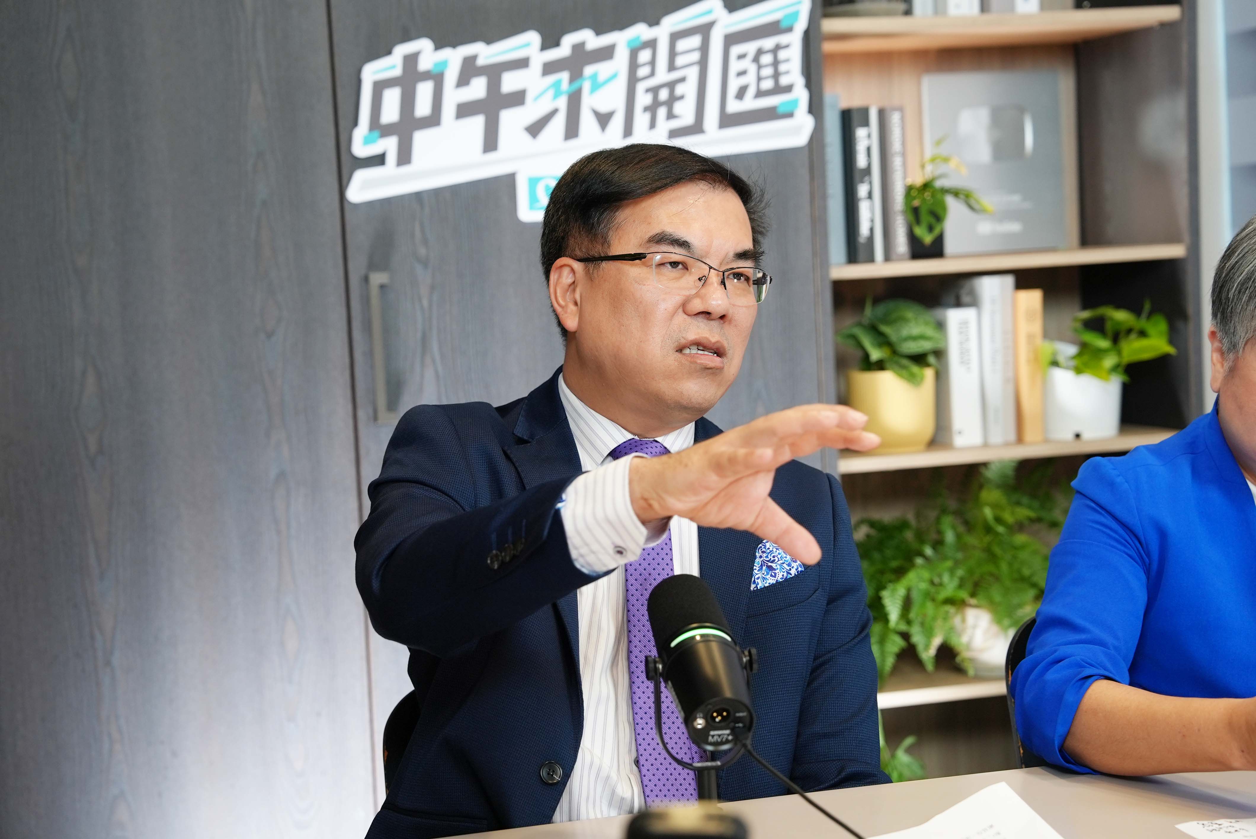 環境部長彭啓明8日接受網路節目「中午來開匯」專訪時表示，賴總統對於能源政策持開放態度。(節目製作單位提供)