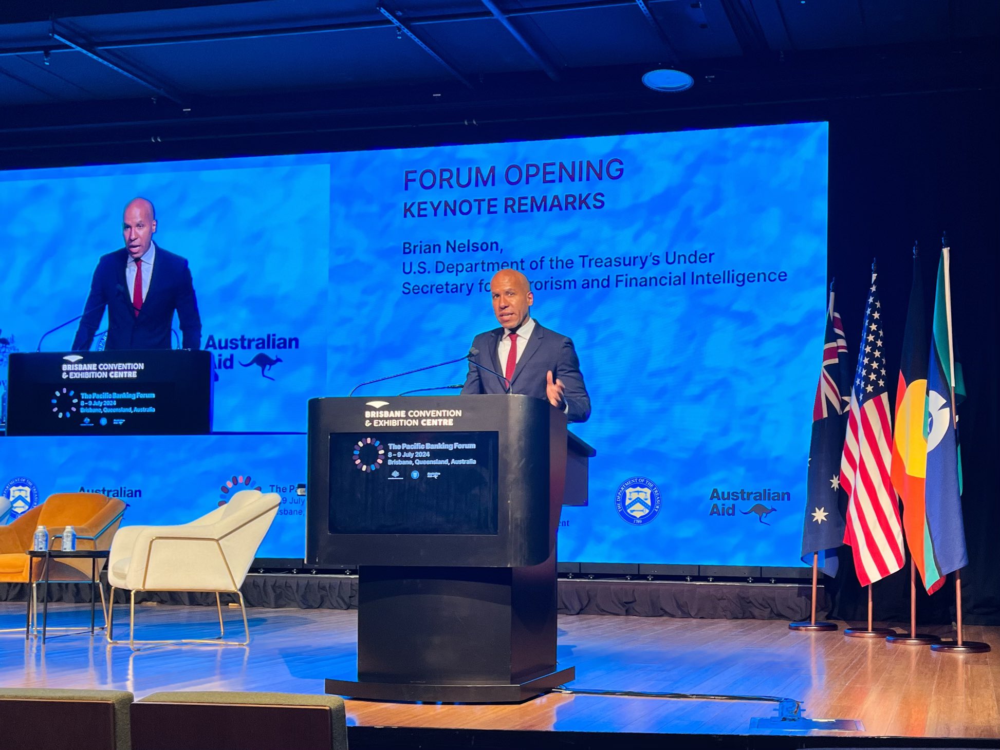 美國財政部次長尼爾森(Brian Nelson) 8日在布里斯本舉行的太平洋銀行業會議上致詞。(X平台)