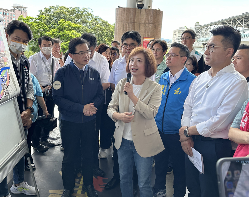 立法院交通委員會8日考察台中地區交通及觀光建設，立法院副院長江啟臣（前排右1）、民進黨立委何欣純（前排右2）等出席關心。 (圖：中央社)