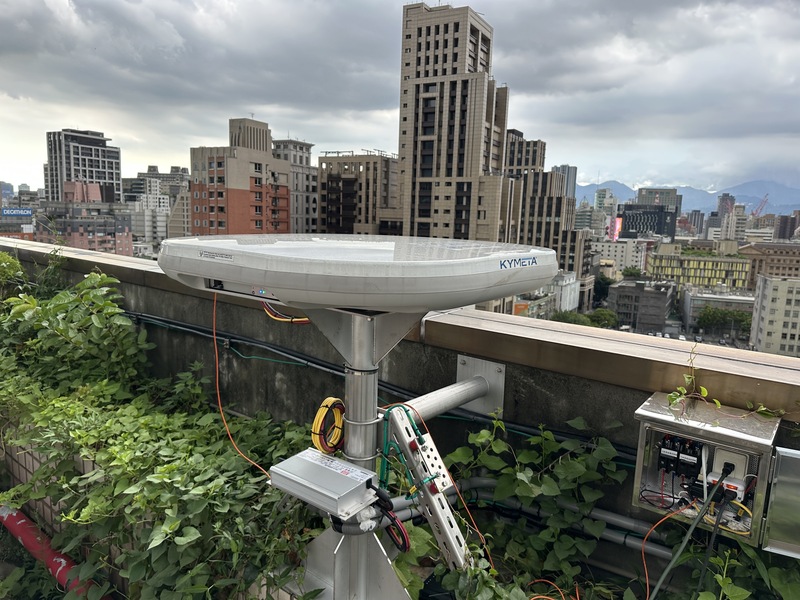 數發部8日舉行記者會指出，目前台灣本島及金門、馬祖、澎湖、蘭嶼等離島地區，都可接收OneWeb低軌衛星訊號。圖為數發部頂樓的低軌衛星終端設備，重量約30.5公斤。中央社記者蘇思云攝  113年7月8日 (圖：中央社)