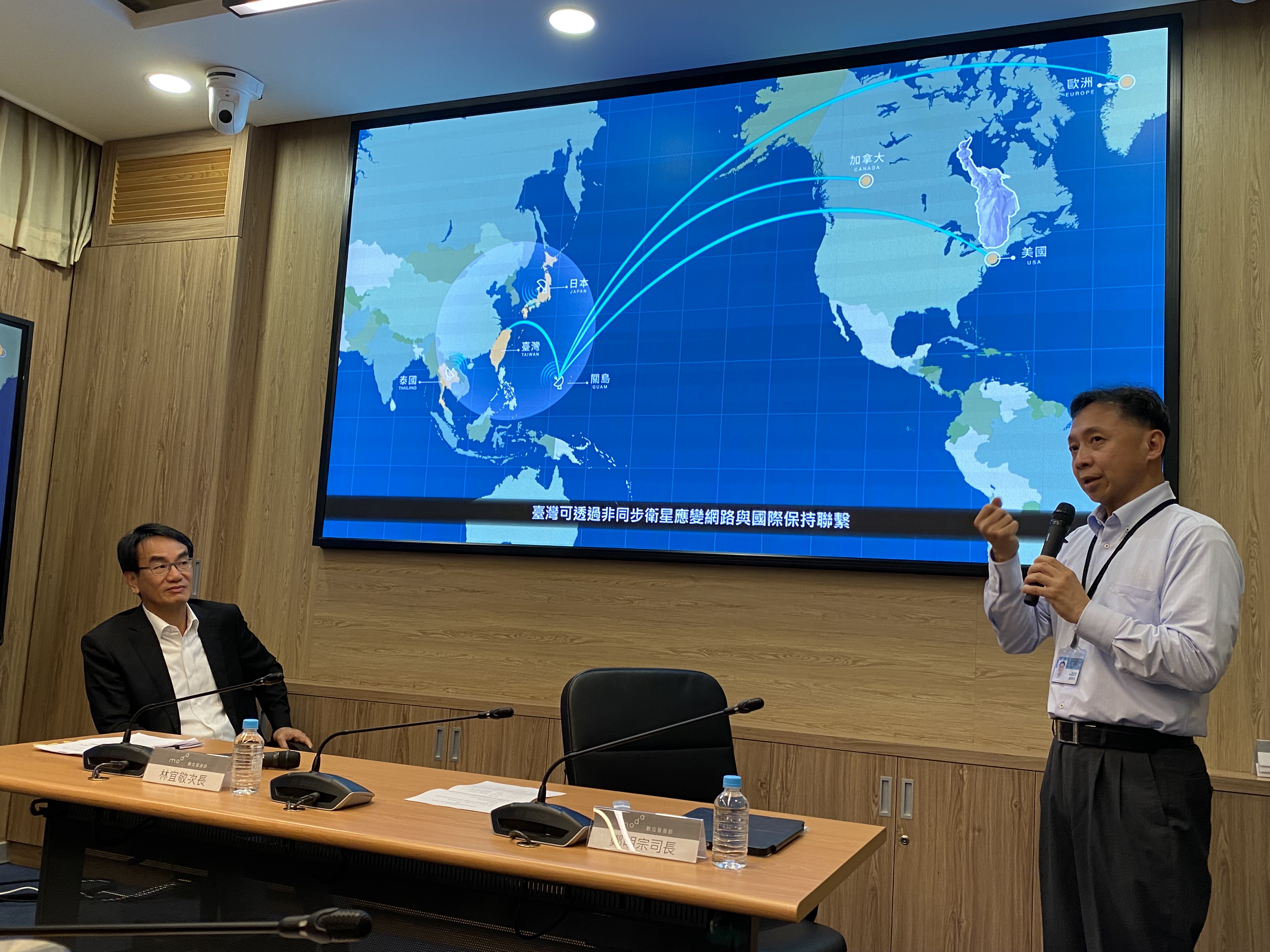 數發部次長林宜敬(左)8日聽取數發部韌性建設司長鄭明宗(右)說明「非同步衛星緊急應變網路」推動的成果。(吳琍君攝)