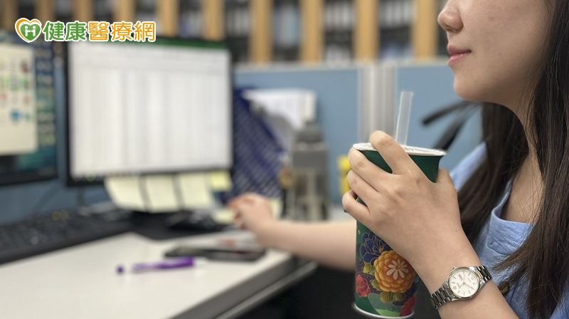 根據調查，台灣40歲以下的年輕族群，每天喝一杯含糖飲料的比率接近25%。(圖：健康醫療網 提供)