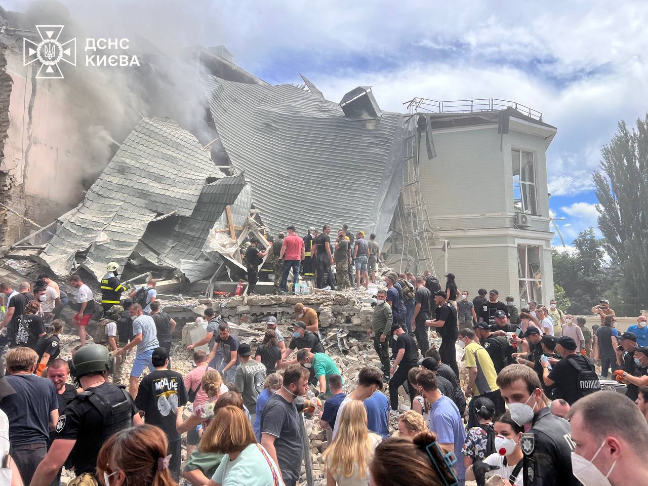俄羅斯8日攻擊烏克蘭各地的城市，造成至少37人死亡。 (圖:@SESU_UA)