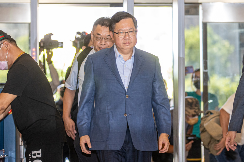 前桃園市長、已辭海基會董事長鄭文燦（前）疑涉犯貪污治罪條例，法院裁定新台幣500萬元交保，台灣高等法院8日發回更裁。桃園地方法院9日上午重開羈押庭，鄭文燦步入法院，全程不發一語。 (圖：中央社)