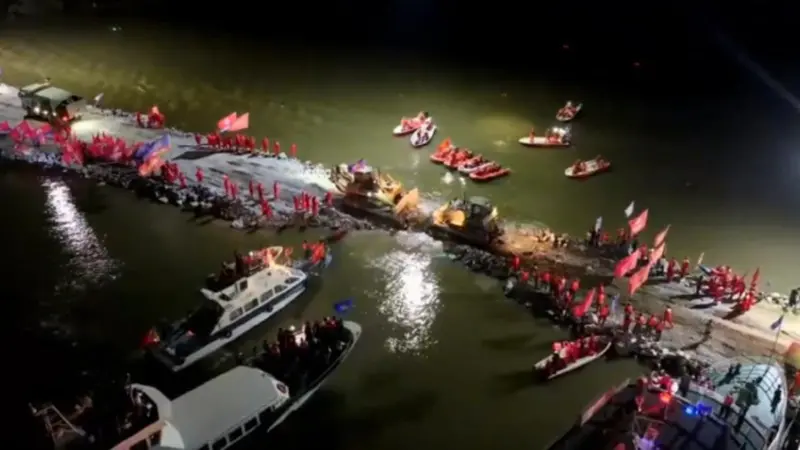 洞庭湖堤防決口於8日深夜完成「合龍」。（圖：央視）