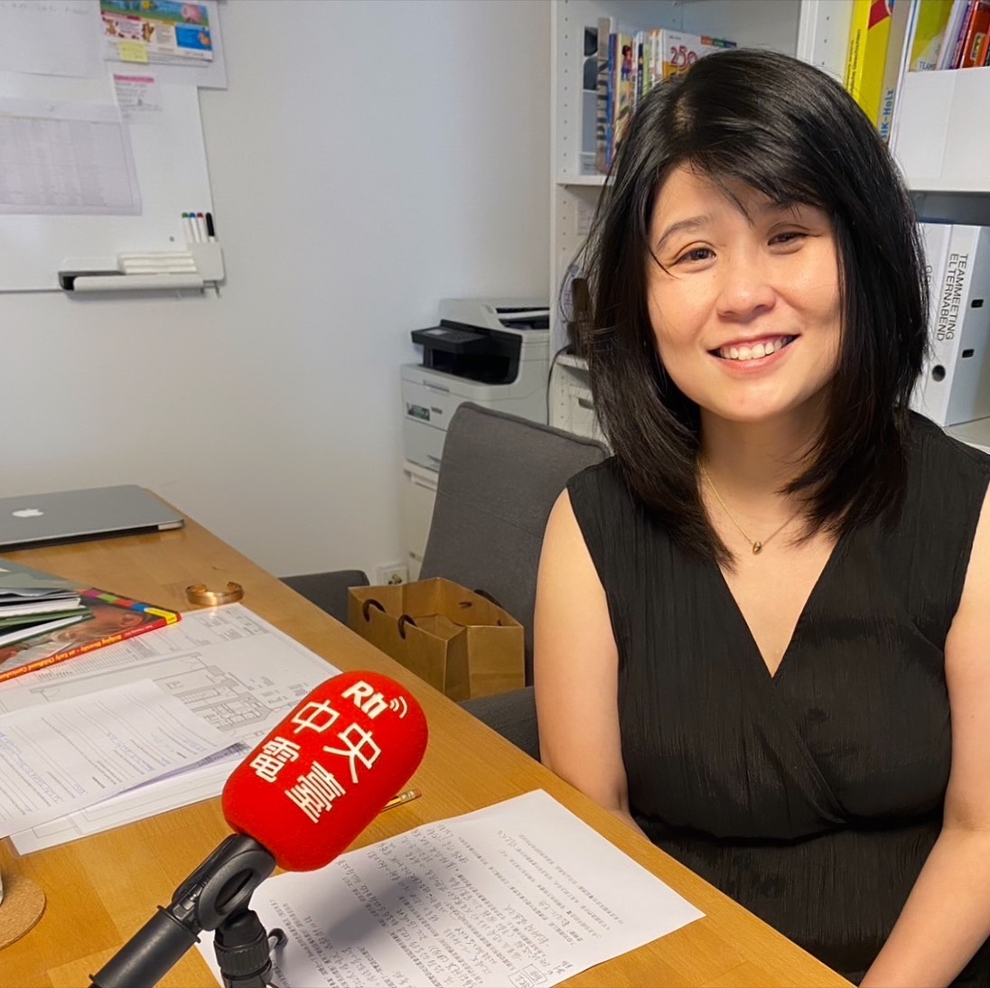 台灣人劉瓊文接受央廣專訪時坦言，幼教工作雖然辛苦，但是，至少不必面對勾心鬥角的辦公室生活，當她每次獲得直接又真誠的回饋、看到小朋友開心的模樣，她就覺得很開心。(陳念宜 攝)