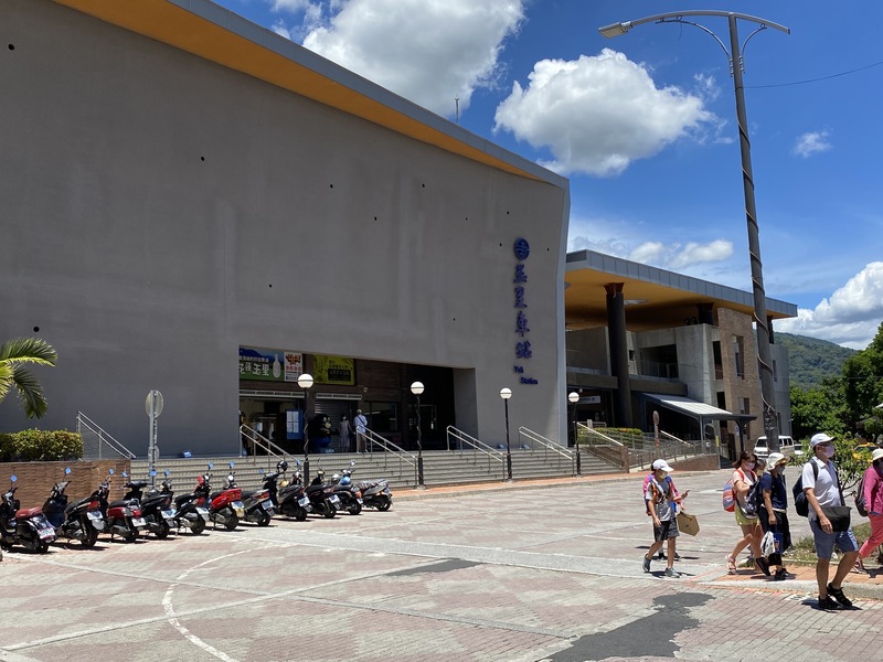 公路局在東部推出「在地有腳」租車方案。持東部國道客運票證到指定業者租車享有優惠；另持合法民宿住宿證明4人同行享客運優惠。示意圖 (圖：中央社)