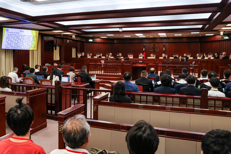 針對立法院三讀通過國會職權修法，民進黨立法院黨團、行政院、總統賴清德、監察院先後聲請釋憲以及暫時處分，最後也獲准暫時處分。（中央社）