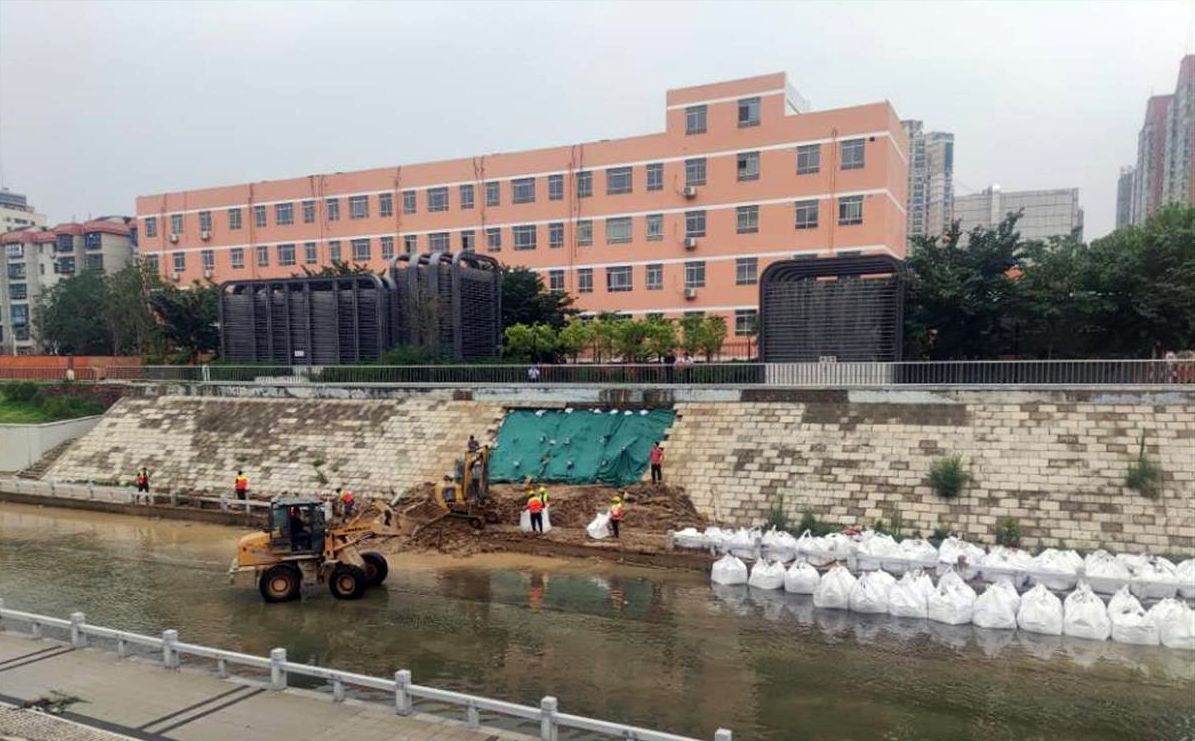 整治半年後的鄭州金水河河道一處護坡出現塌方。(微博)