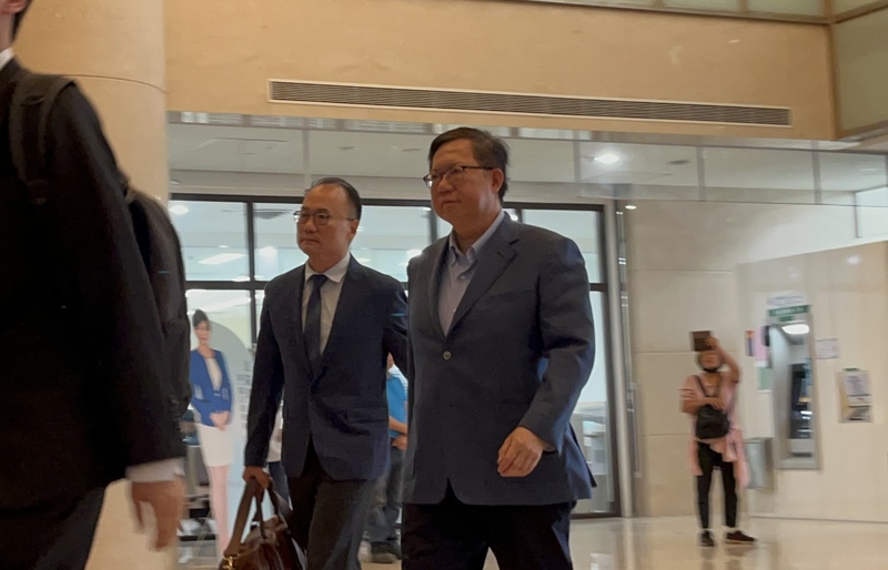 前桃園市長、已辭海基會董事長的鄭文燦（前右）疑似因華亞科學園區擴大方案涉貪。(圖：中央社)